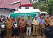 Anggota Komisi IV DPR RI Usman Husin Didampingi Bupati dan Sekda, Saat Menyerahkan Bantuan Combine Harvester, Power Threser,dan 45 Ton Benih Jagung Unggul kepada Kelompok Tani di TTS
