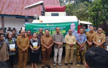 Anggota Komisi IV DPR RI Usman Husin Didampingi Bupati dan Sekda, Saat Menyerahkan Bantuan Combine Harvester, Power Threser,dan 45 Ton Benih Jagung Unggul kepada Kelompok Tani di TTS